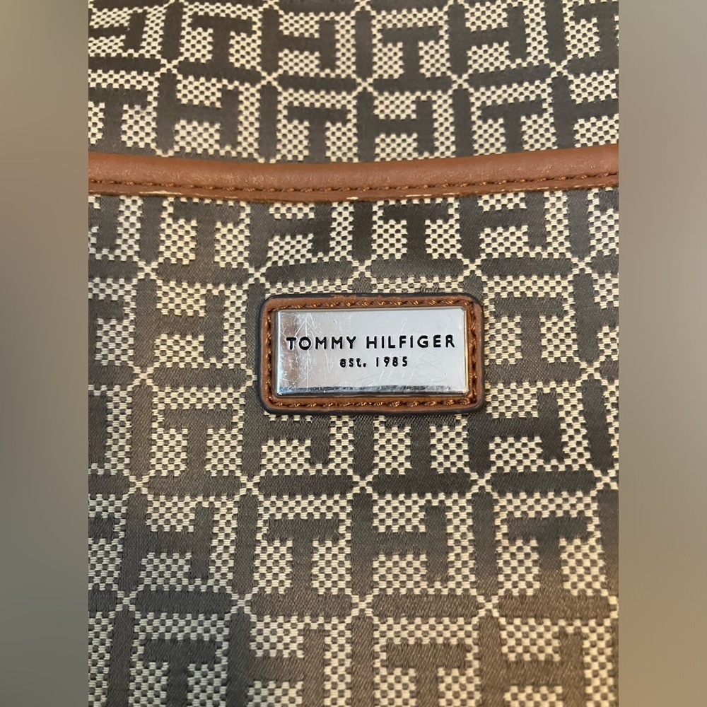Tommy Hilfiger brown/tan crossbody purse - Picture 4 of 6
